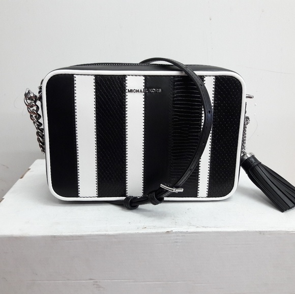 Michael Kors Handbags - Michael Kors leather purse